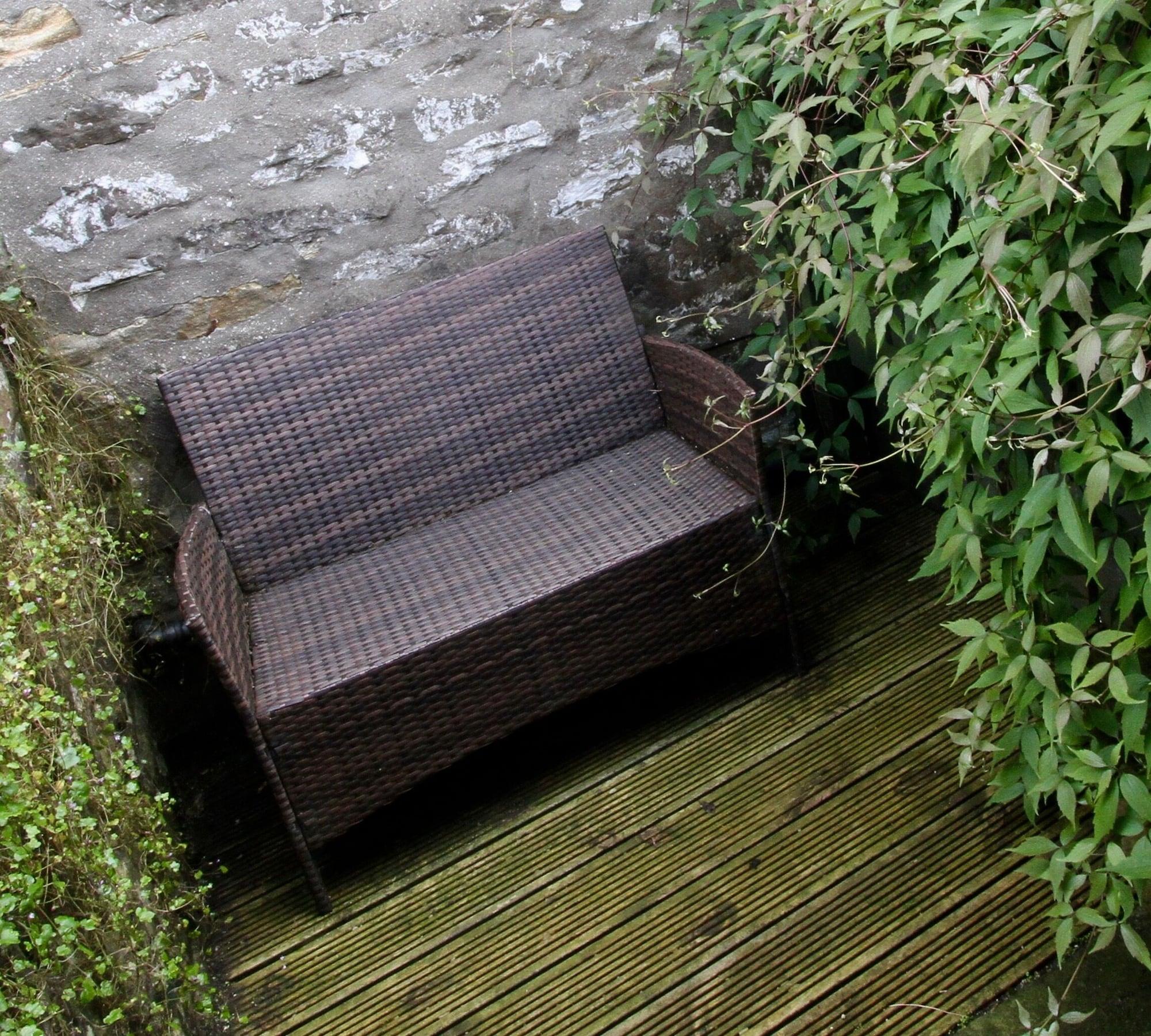 Ashfield House Hotel Grassington Exterior photo A rattan bench