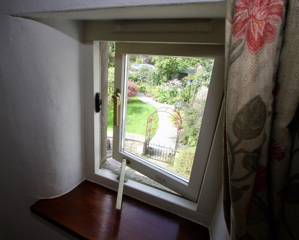 Ashfield House Hotel Grassington Exterior photo A window open for ventilation