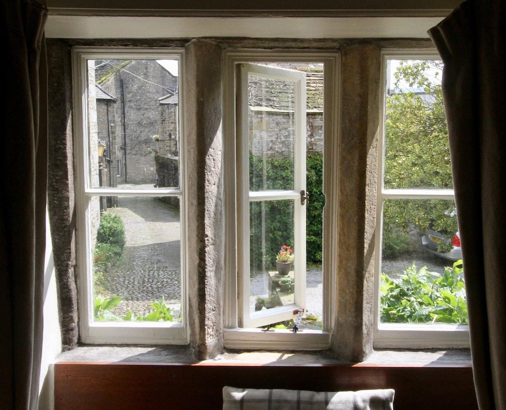 Ashfield House Hotel Grassington Exterior photo A window with a mullion frame