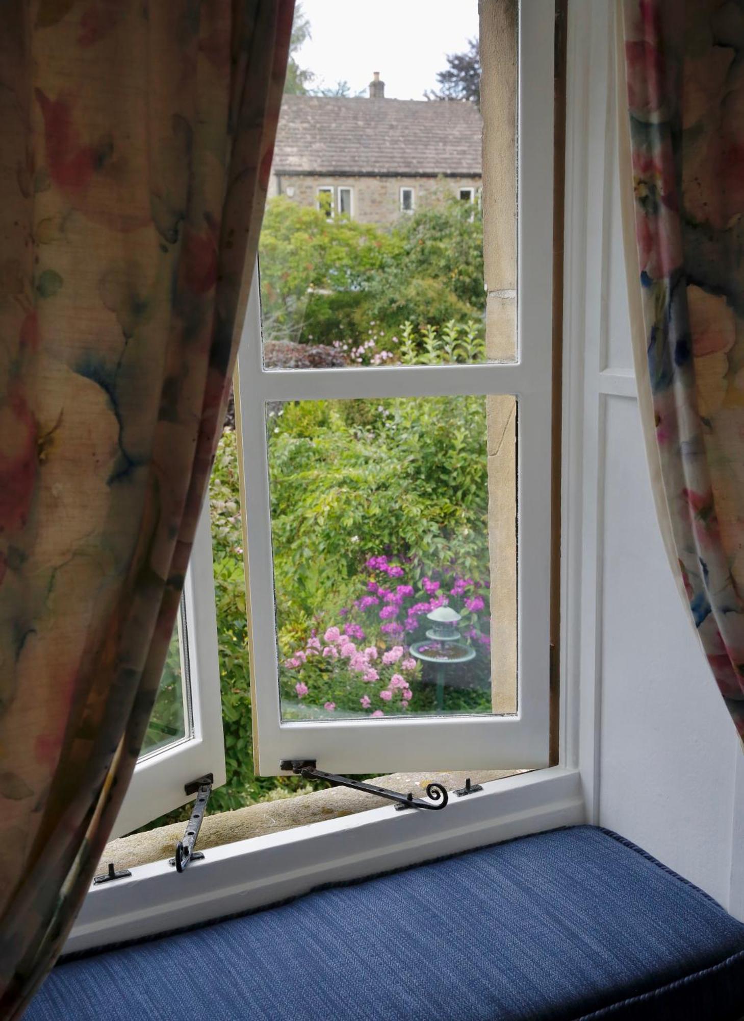 Ashfield House Hotel Grassington Room photo A window with curtains