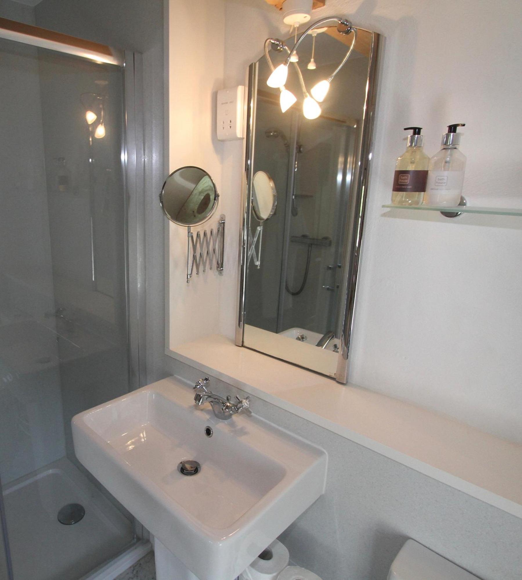 Ashfield House Hotel Grassington Room photo A bathroom in a hotel